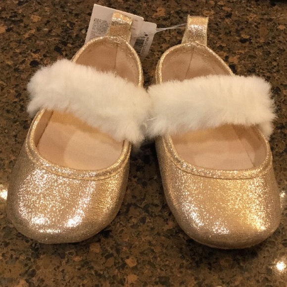Baby Gap Girls 3-6 Months (size 2) Gold and Faux Fur Dress Shoes - Picture 2 of 5